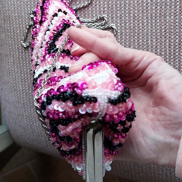 La Regale Sequined bag with long silvertone chain, EUC - Picture 7 of 16